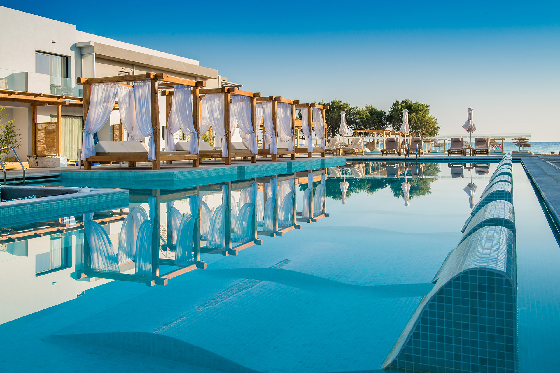 enorme-lifestyle-resort-main-pool