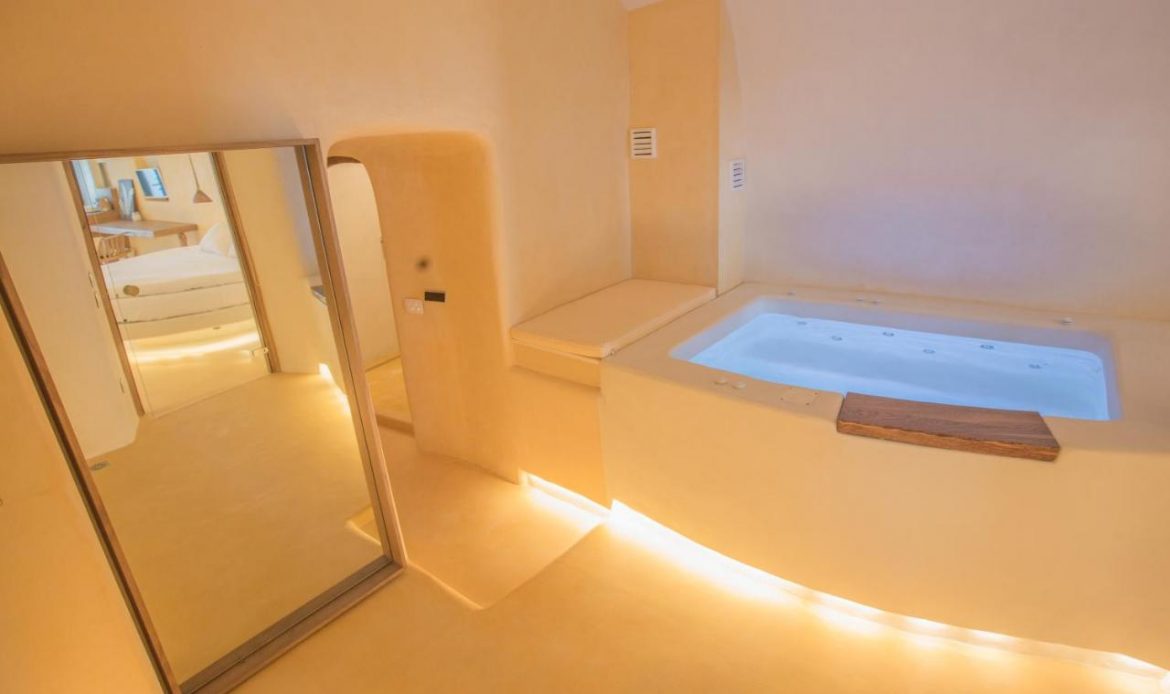 chic hotel jacuzzi