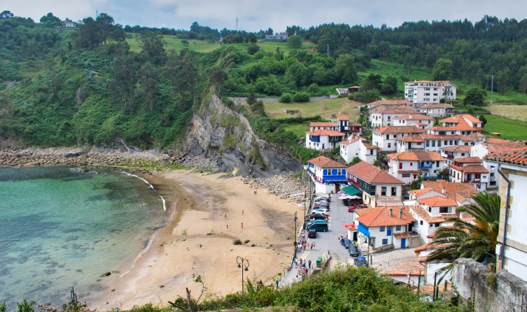 La plage à Tazones