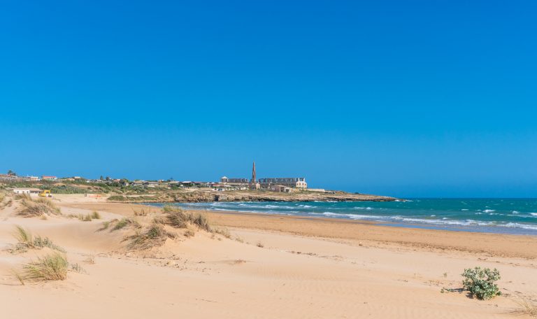 La plage de Sampieri