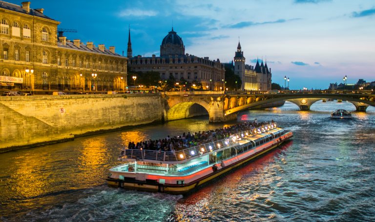 Faire du bateau mouche sur la seine