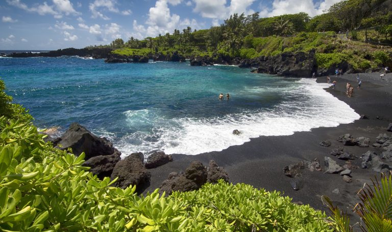 La plage de WaiAnapanapa