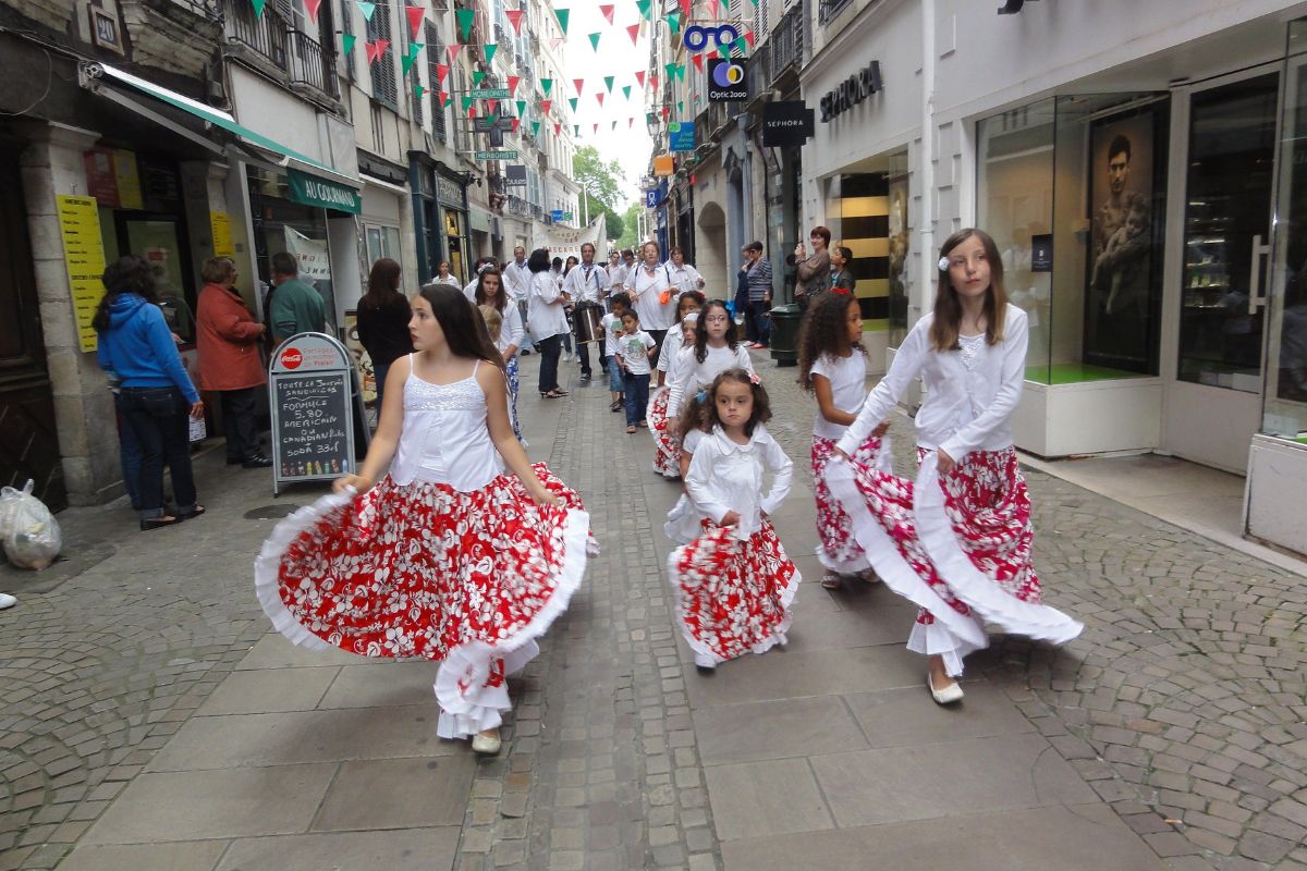 enfants en tenue traditionnelle lors des fêtes de bayonne 