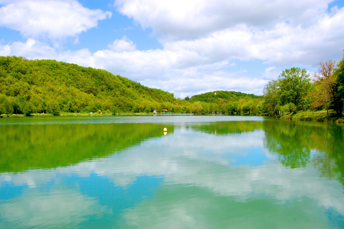 Lac vert à Catus