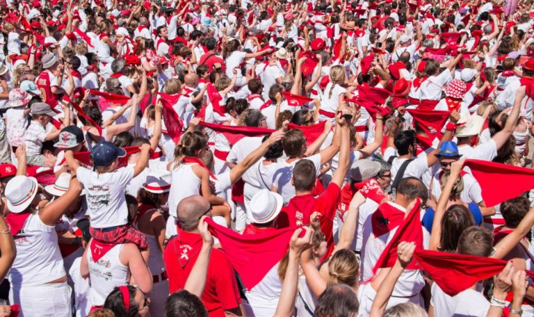 foule habillé en rouge et blanc