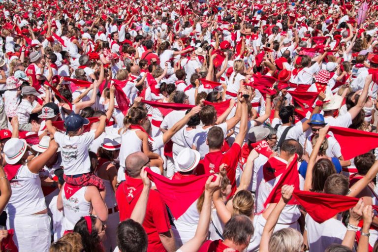 foule habillé en rouge et blanc