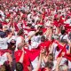 foule habillé en rouge et blanc