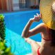 femme au bord d'une piscine