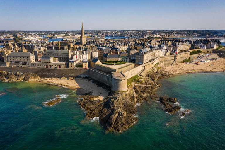 village-bord-de-mer-bretagne