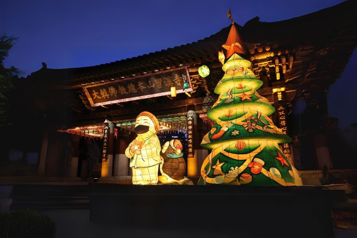 Le sapin de Noël du temple de Haeundae à Busan (Corée du Sud)