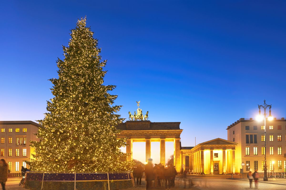 Le sapin de Noël de la porte de Brandebourg à Berlin