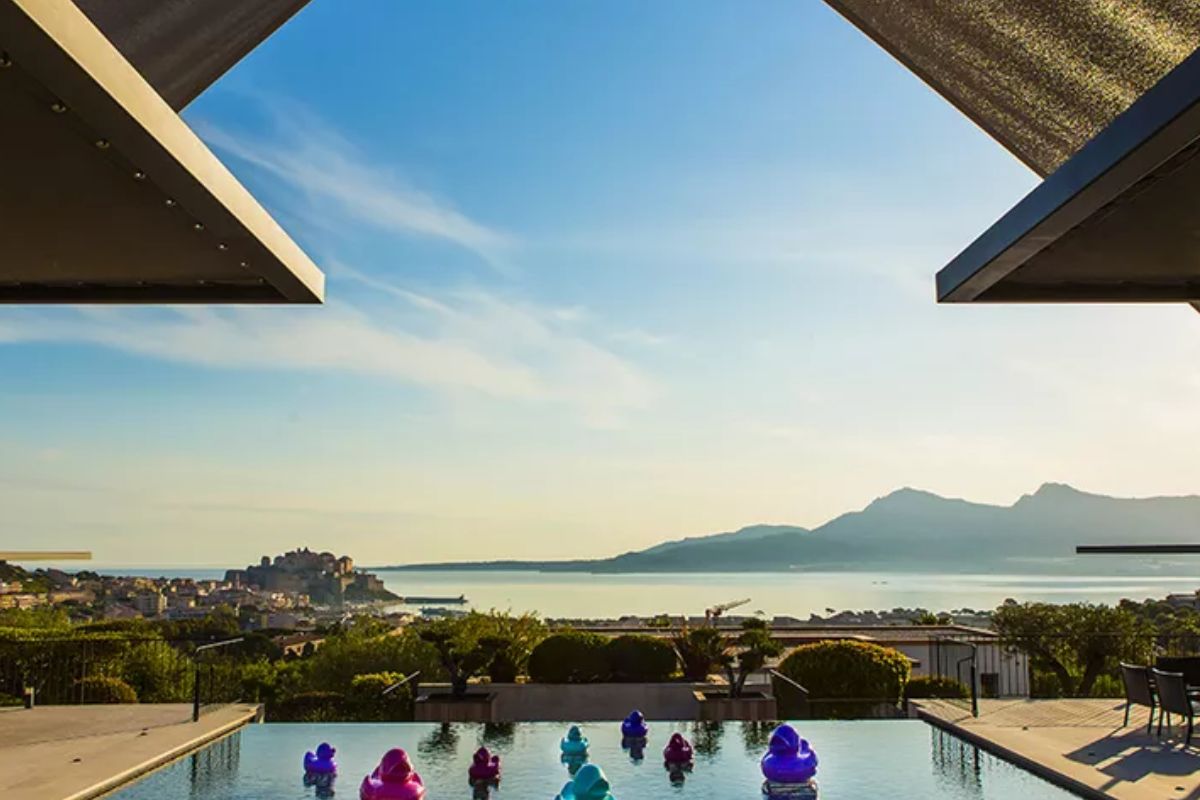 Hôtel pieds dans l'eau en Corse