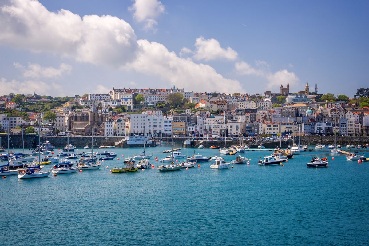 Jersey ou Guernesey : Quelle île choisir en 2024 ?