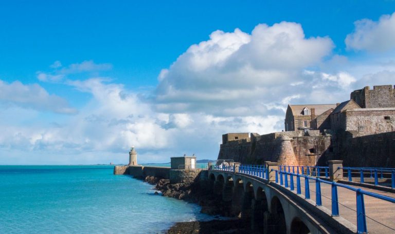 Jersey ou Guernesey : Quelle île choisir en 2024 ?