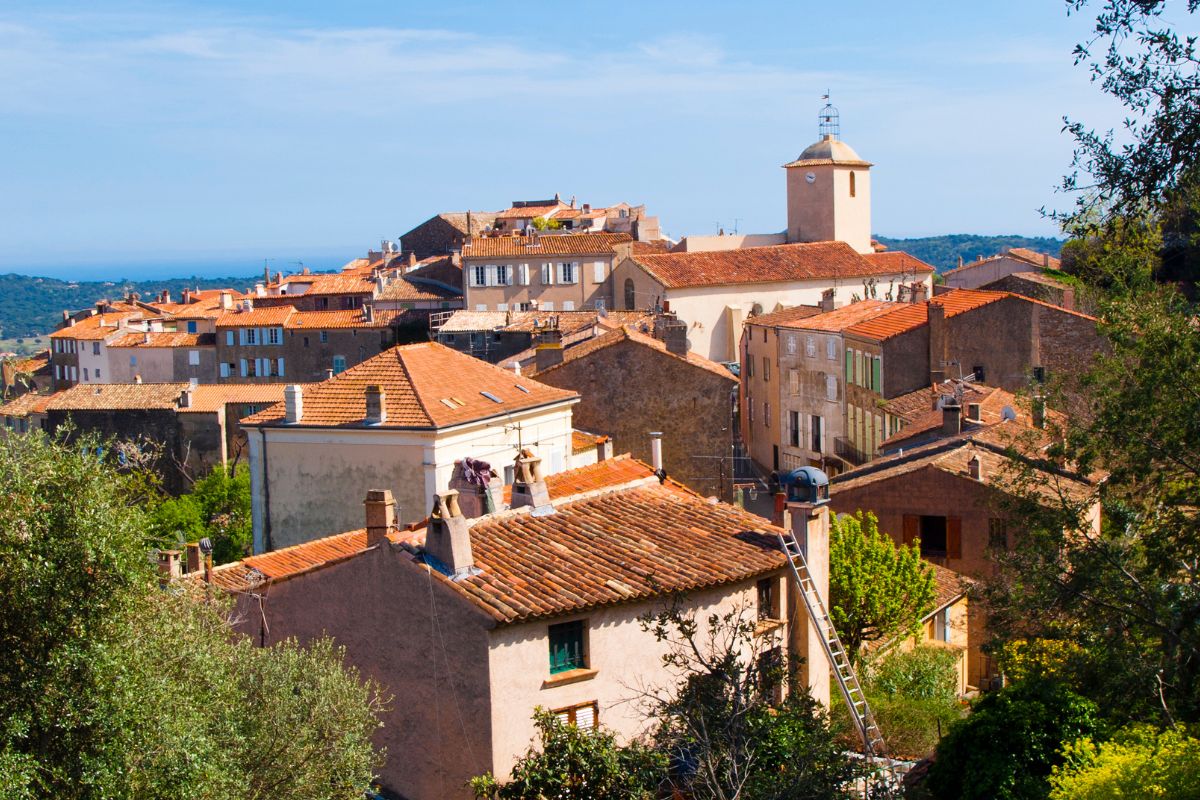 Ville bord de mer en méditérannée