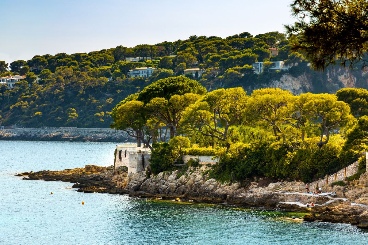 Ville bord de mer en méditérannée