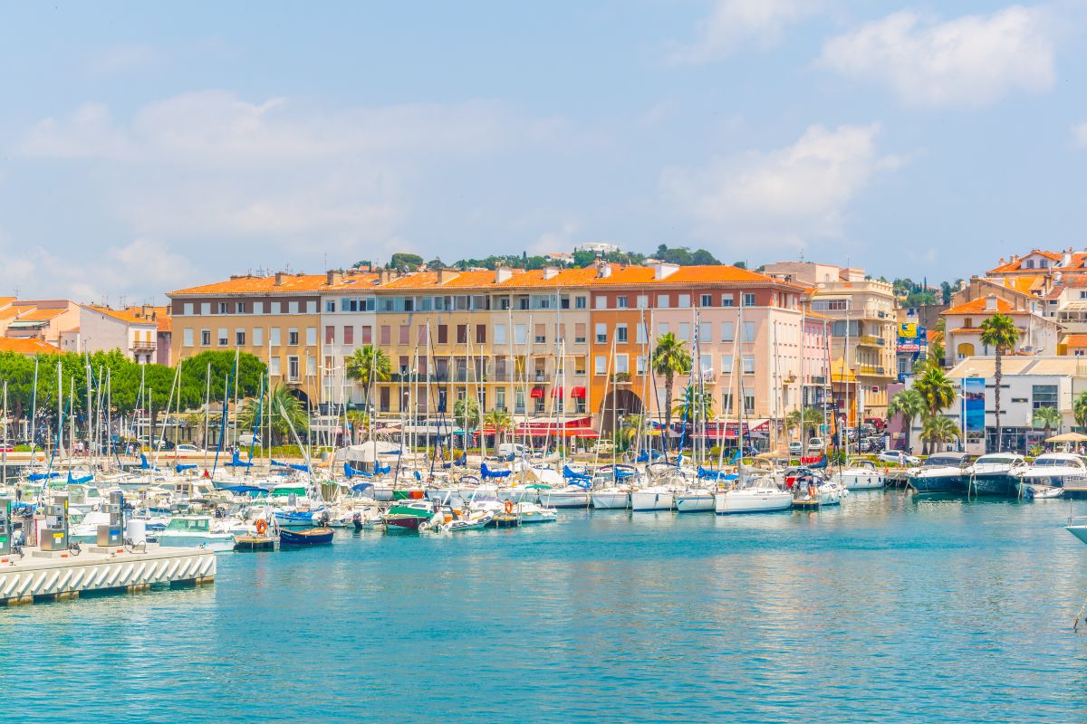 Ville bord de mer en méditérannée
