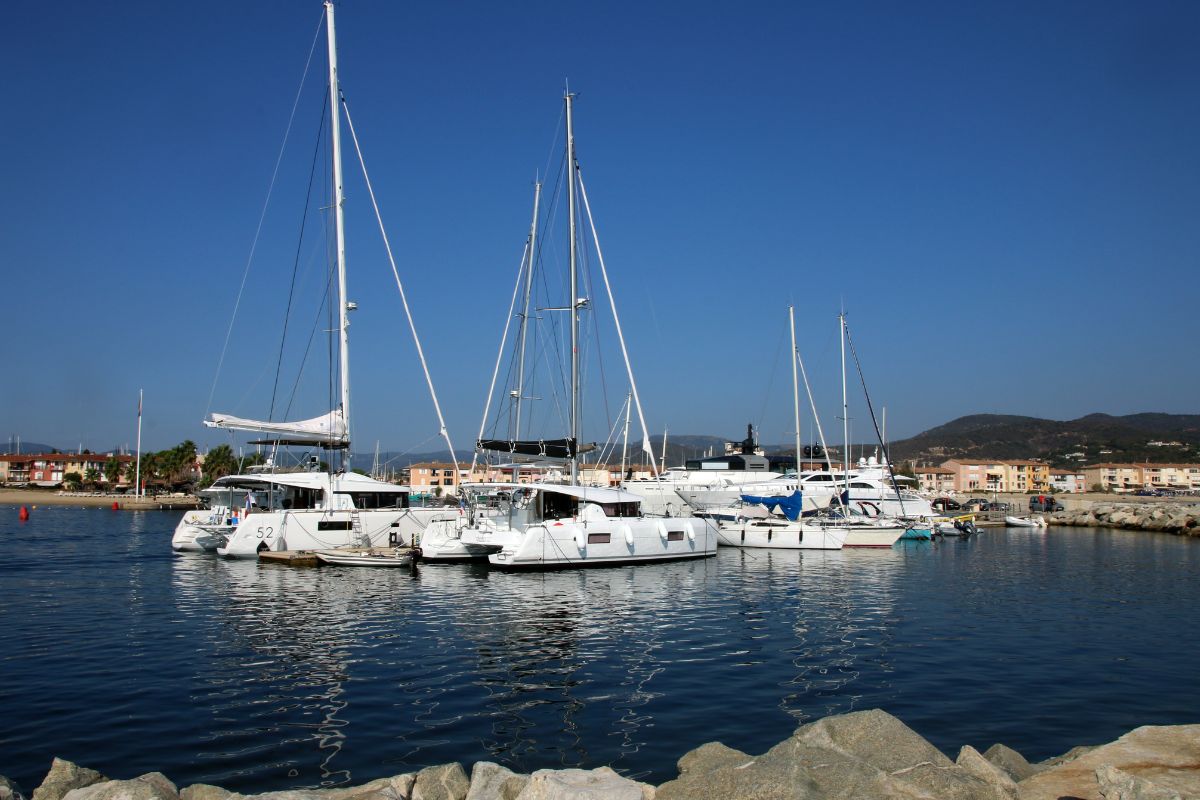 Ville bord de mer en méditérannée