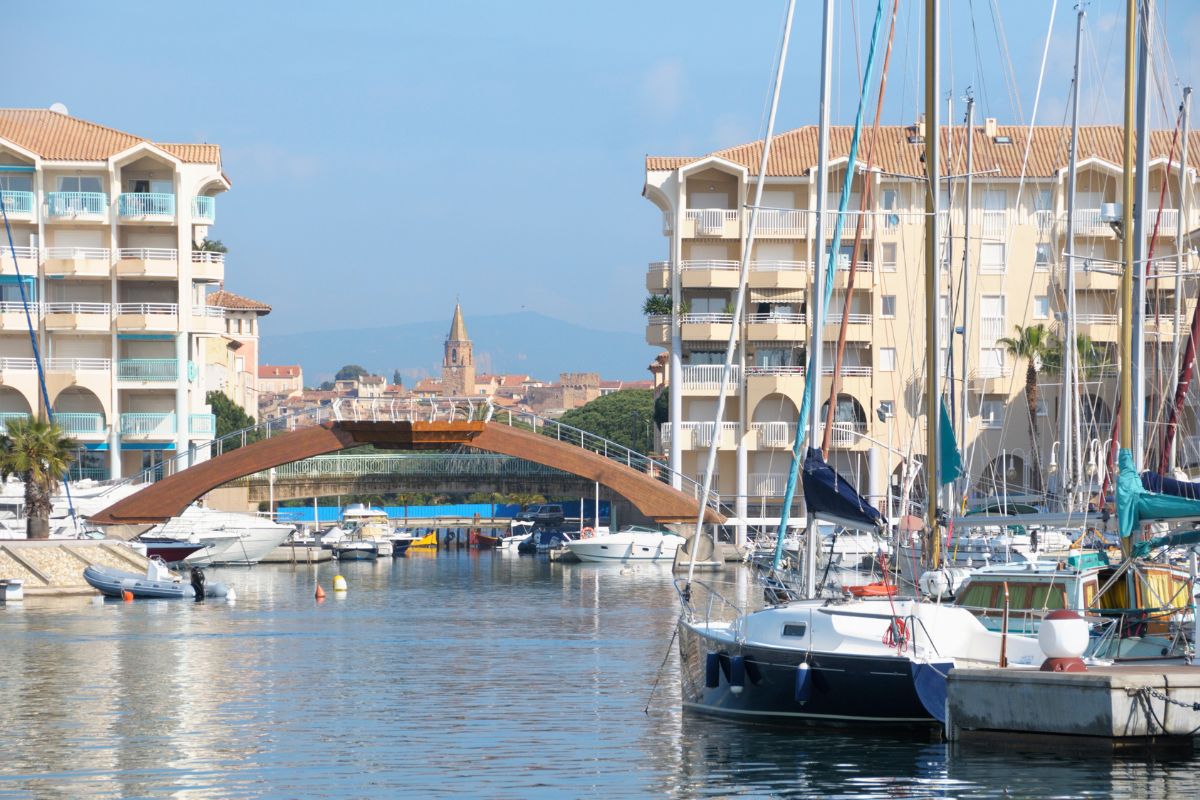 Ville bord de mer en méditérannée