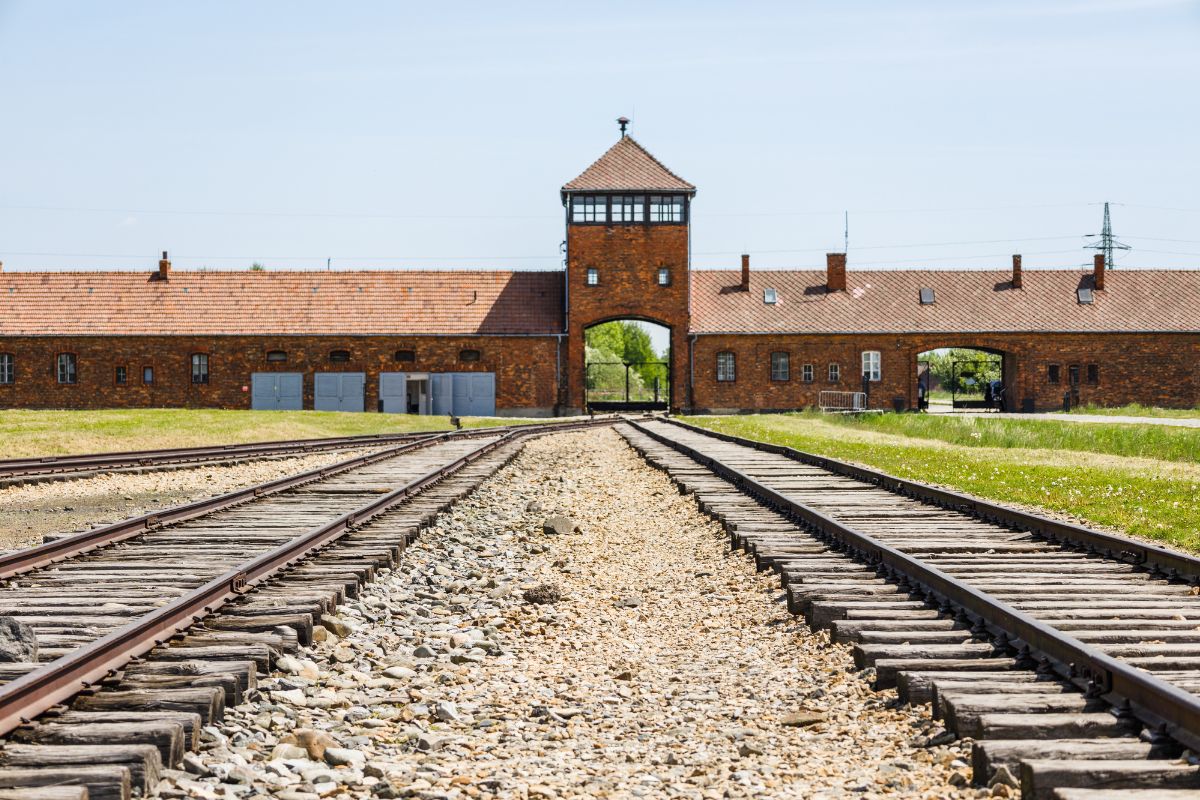 Visiter Auschwitz : Le Guide pour voyager et découvrir ce lieu emblématique !