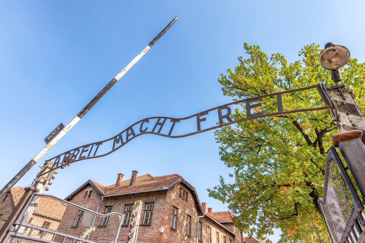 Visiter Auschwitz : Le Guide pour voyager et découvrir ce lieu emblématique !