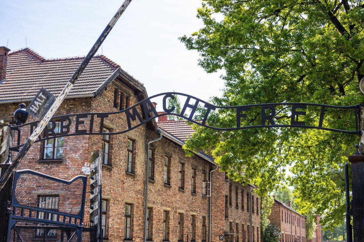 Visiter Auschwitz : Le Guide pour voyager et découvrir ce lieu emblématique !