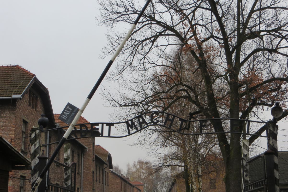Visiter Auschwitz : Le Guide pour voyager et découvrir ce lieu emblématique !