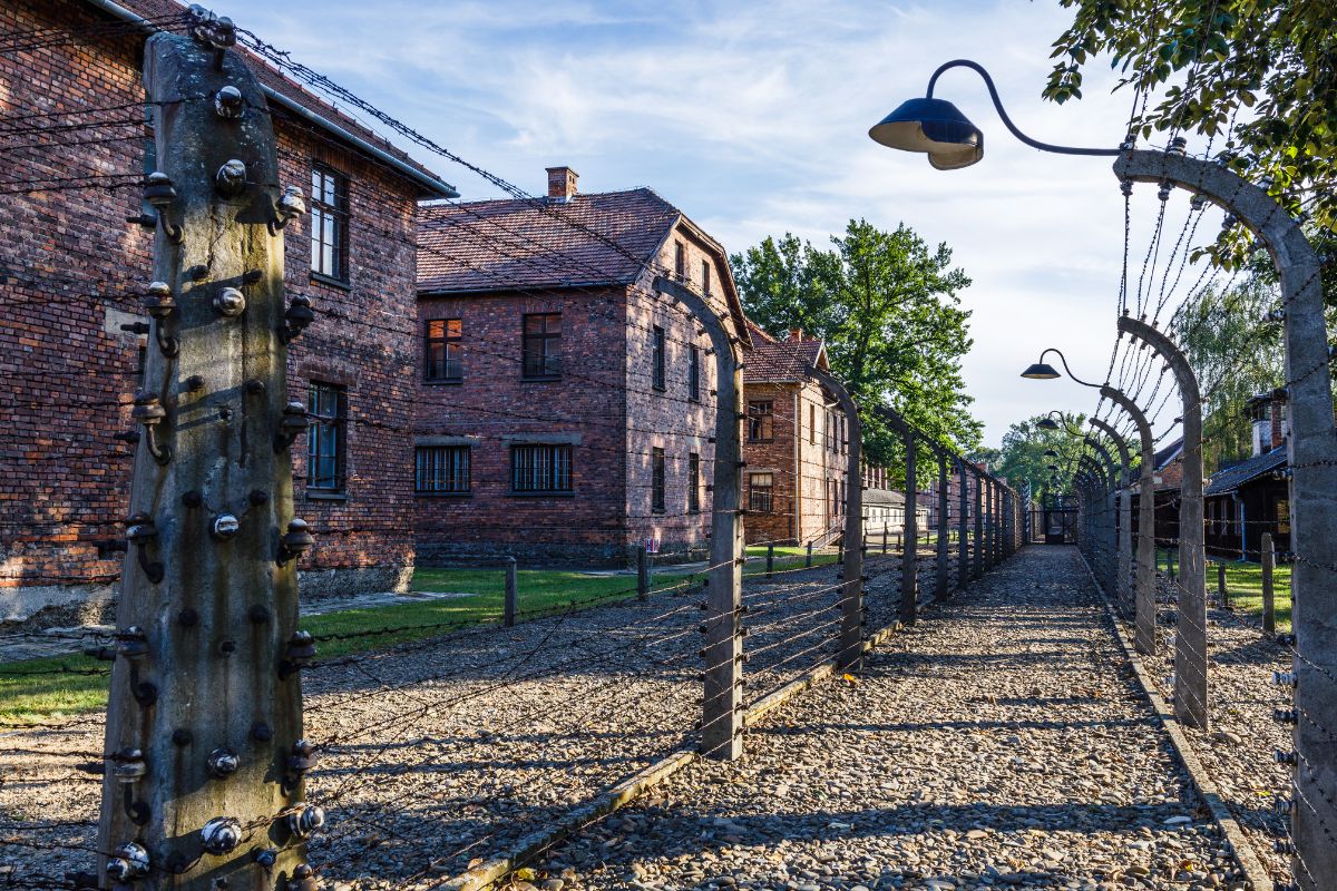 Visiter Auschwitz : Le Guide pour voyager et découvrir ce lieu emblématique !