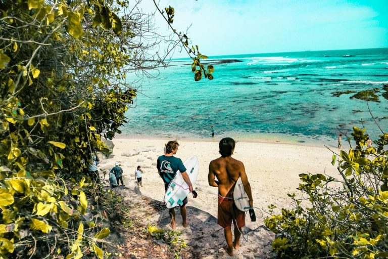 Top 10 des meilleurs spots de Surf à Bali en 2025