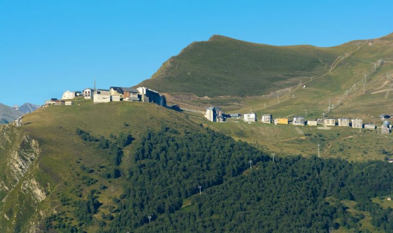 Les 8 plus beaux endroits où aller dans les Pyrénées l’été 2025