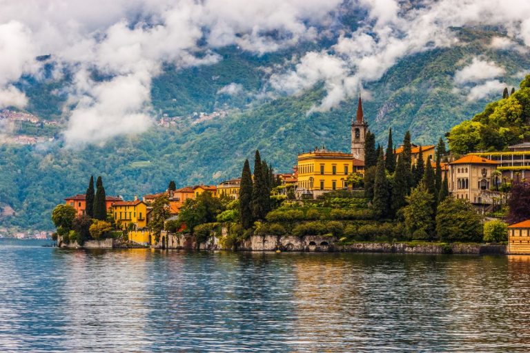 Voici comment visiter les Lacs Italiens en voiture & Ou loger ? - Chéri
