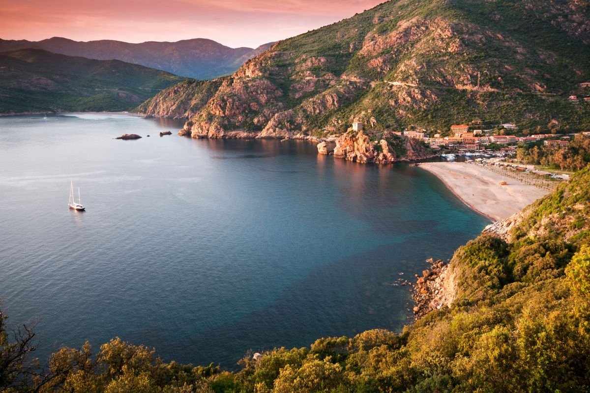 Corse au Printemps : Pourquoi c’est l’endroit à visiter en 2025 ?