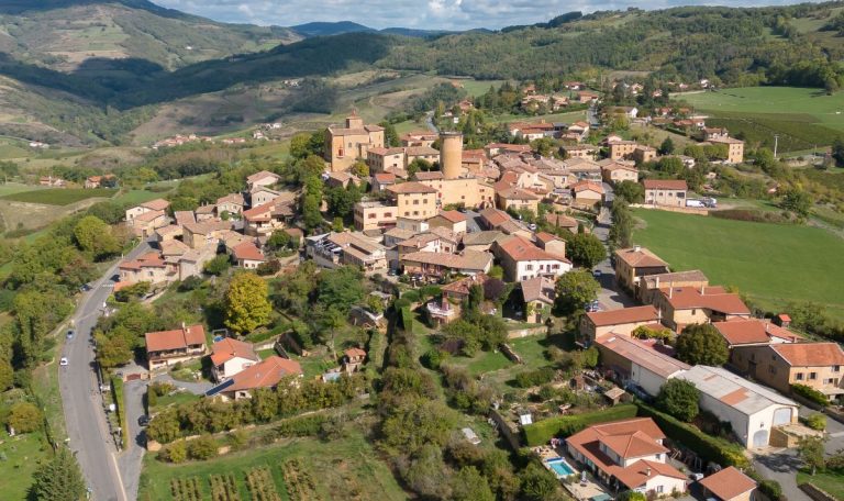 Oubliez Lyon : ce village médiéval a tout d’un décor de cinéma… mais sans les files de touristes