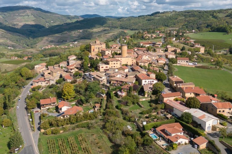 Oubliez Lyon : ce village médiéval a tout d’un décor de cinéma… mais sans les files de touristes