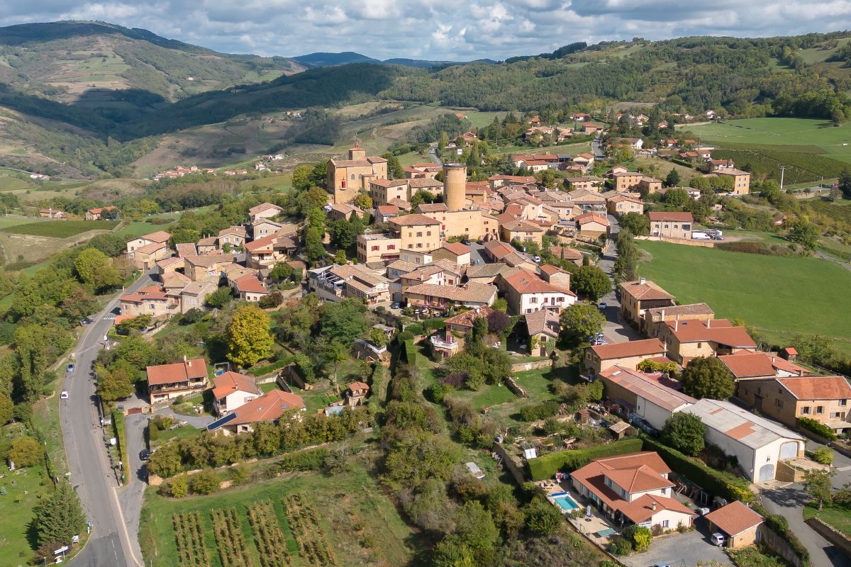 Oubliez Lyon : ce village médiéval a tout d’un décor de cinéma… mais sans les files de touristes