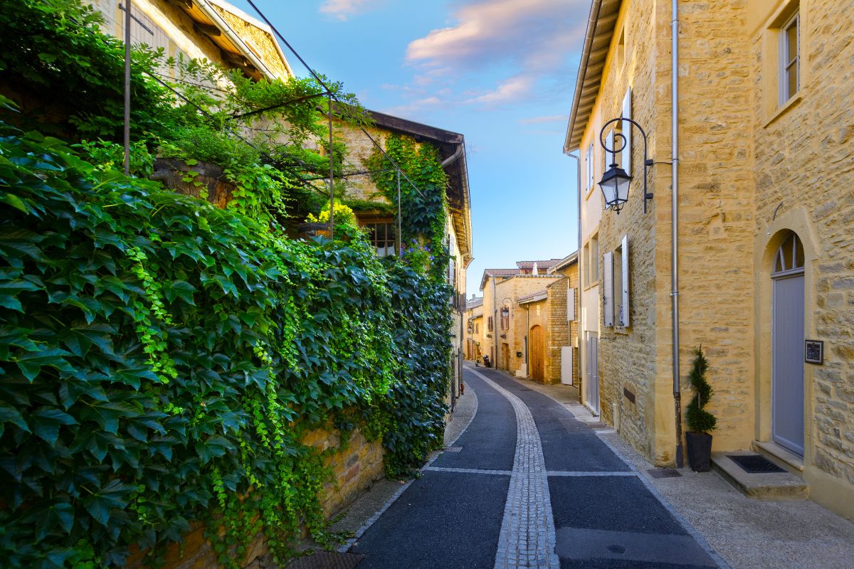 Oubliez Lyon : ce village médiéval a tout d’un décor de cinéma… mais sans les files de touristes